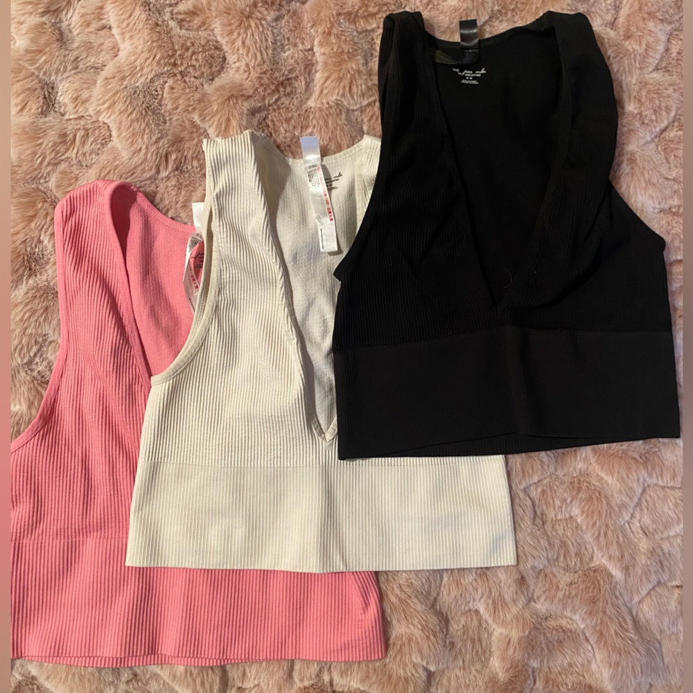 OUT FROM UNDER Hailey Seamless Plunge Bra Top